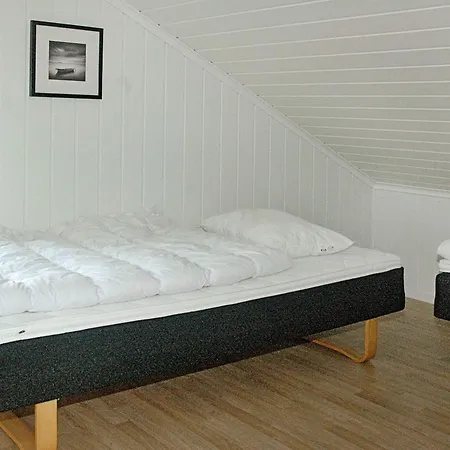 8 Person In Vevang-by Traum