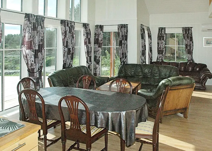 8 Person In Vevang-by Traum